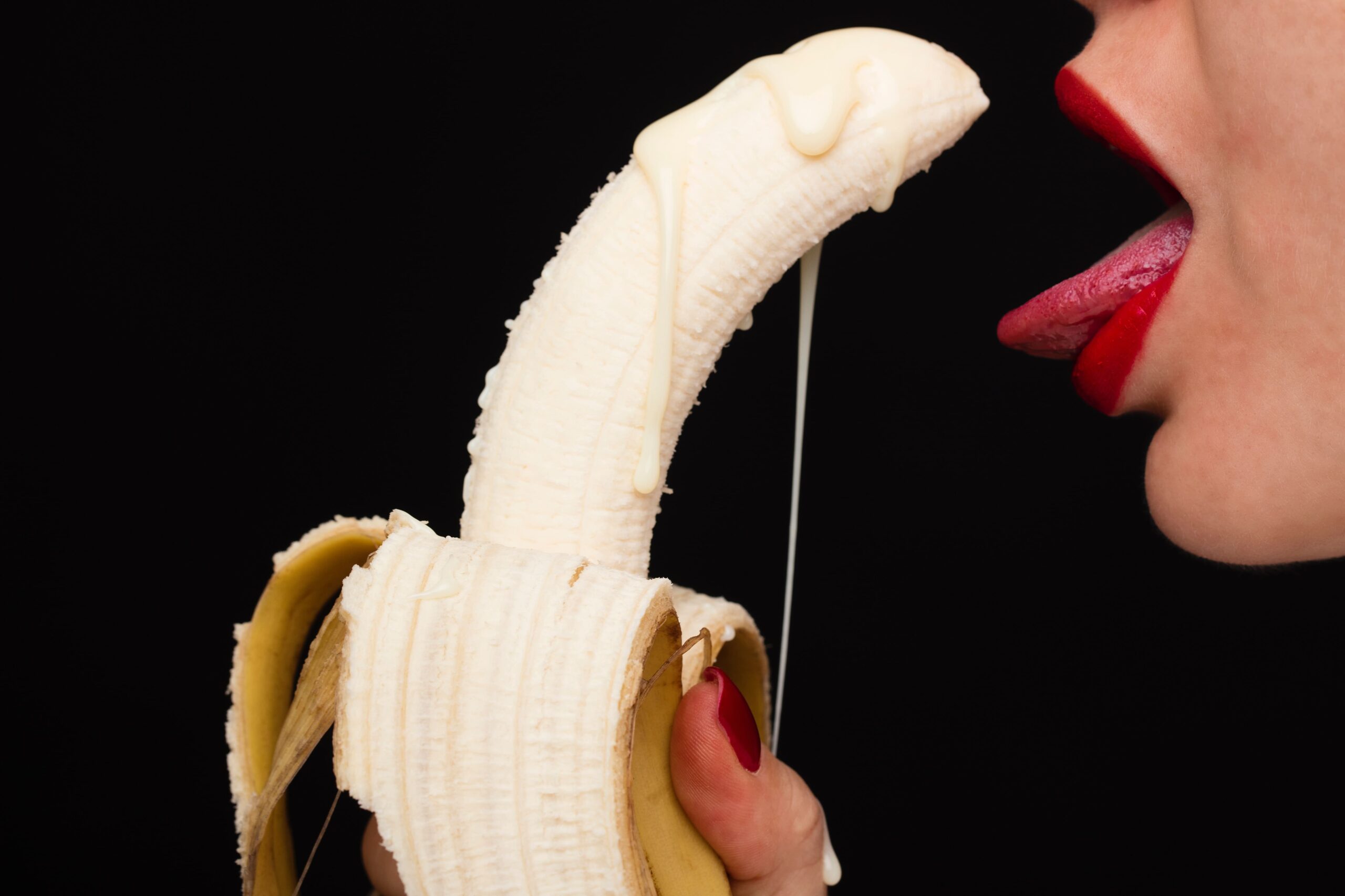 バナナをフェラする女性